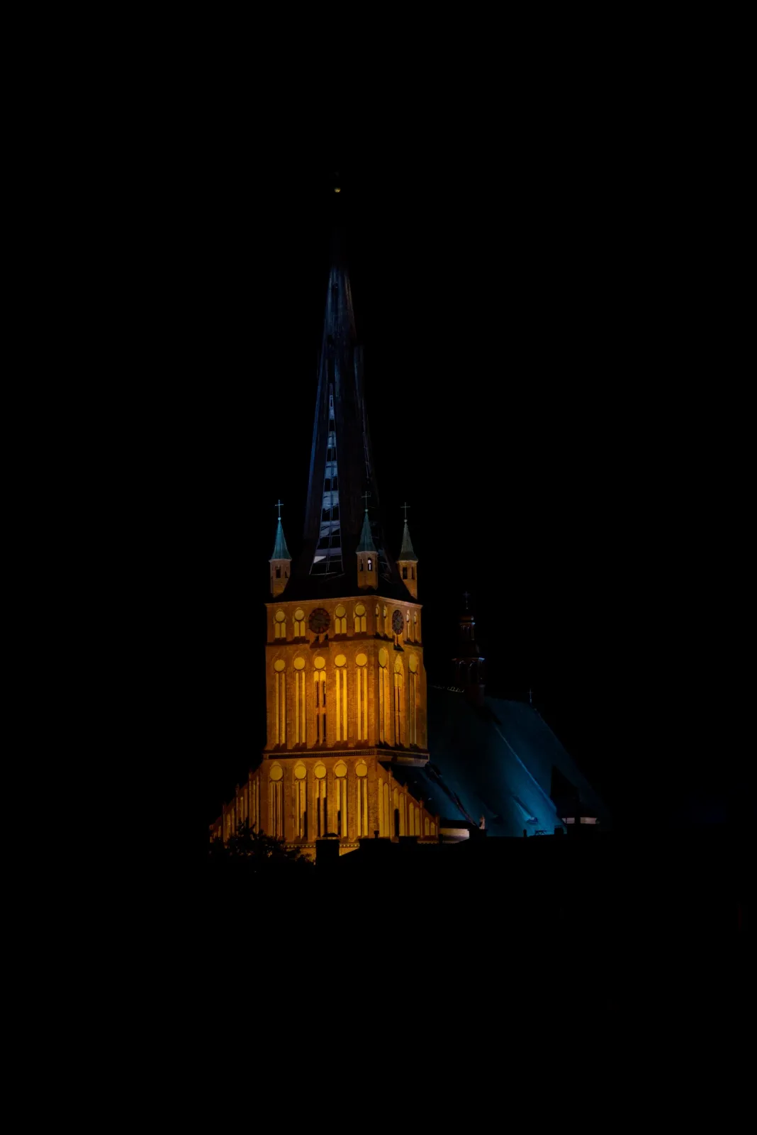 Zdjęcie nocne bazyliki archikatedralnej w Szczecinie